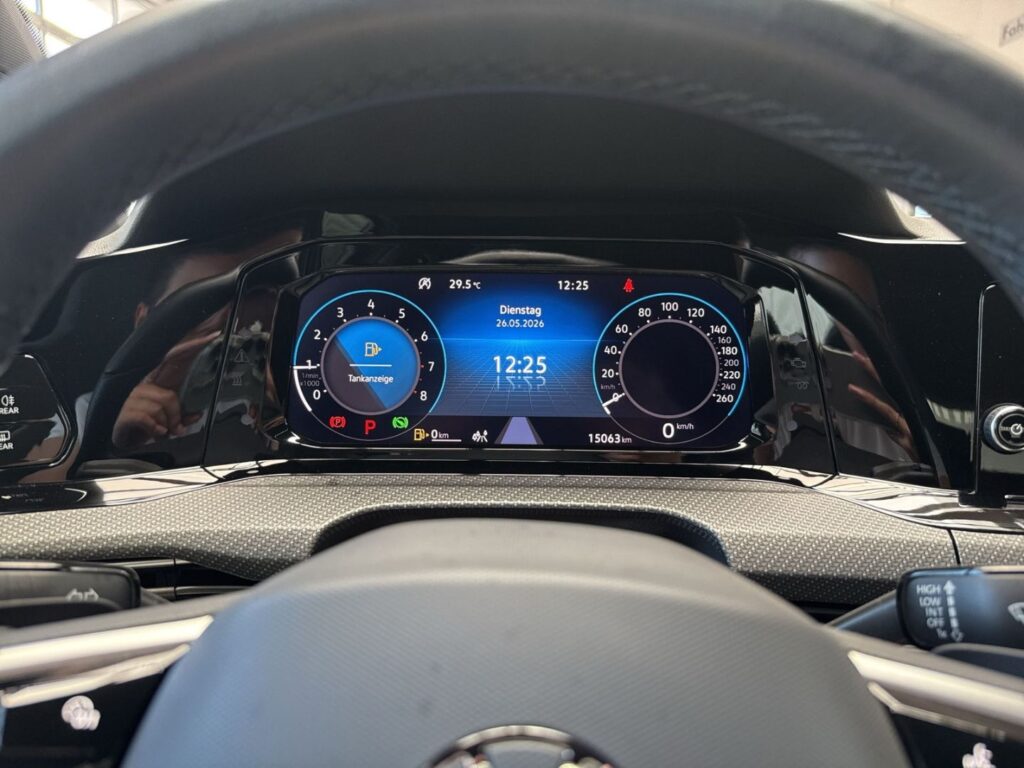 Golf R-Line 1,5 eTSI DSG Kamera Klimaaut.