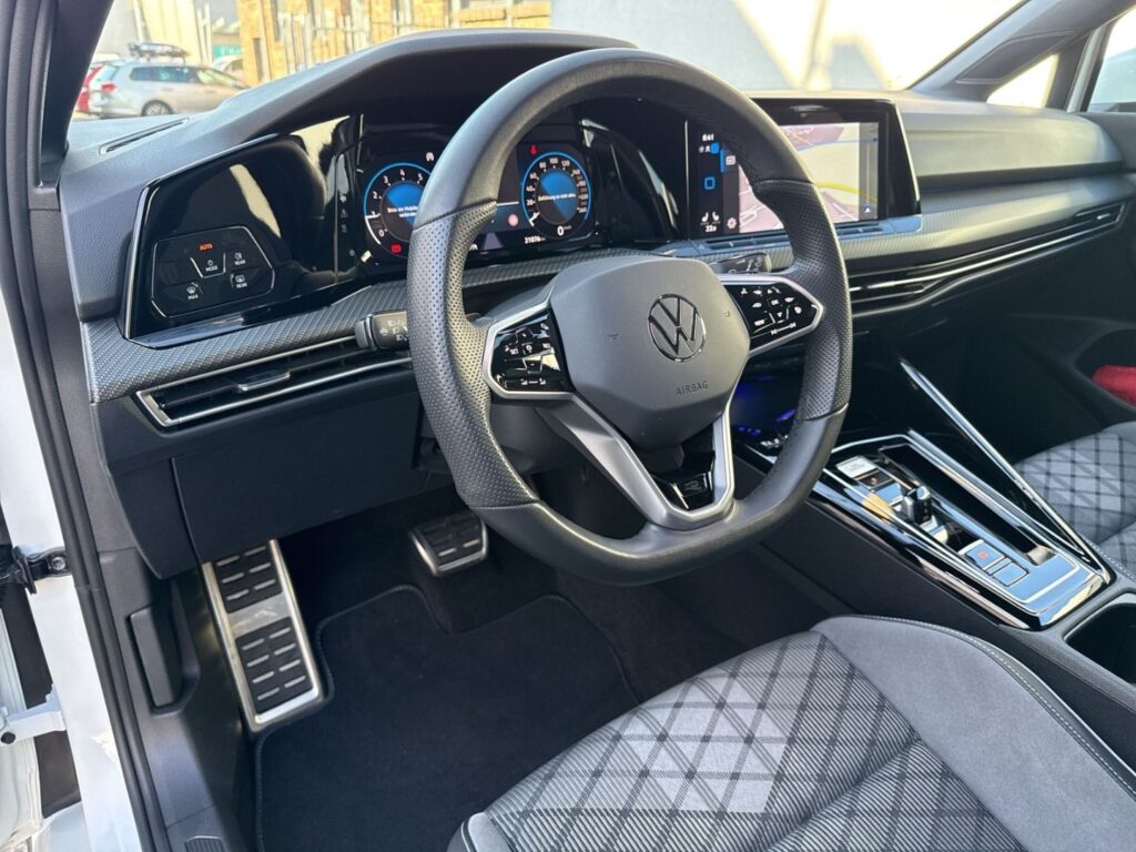 Golf VIII R-Line 1,5 eTSI DSG Kamera Navi