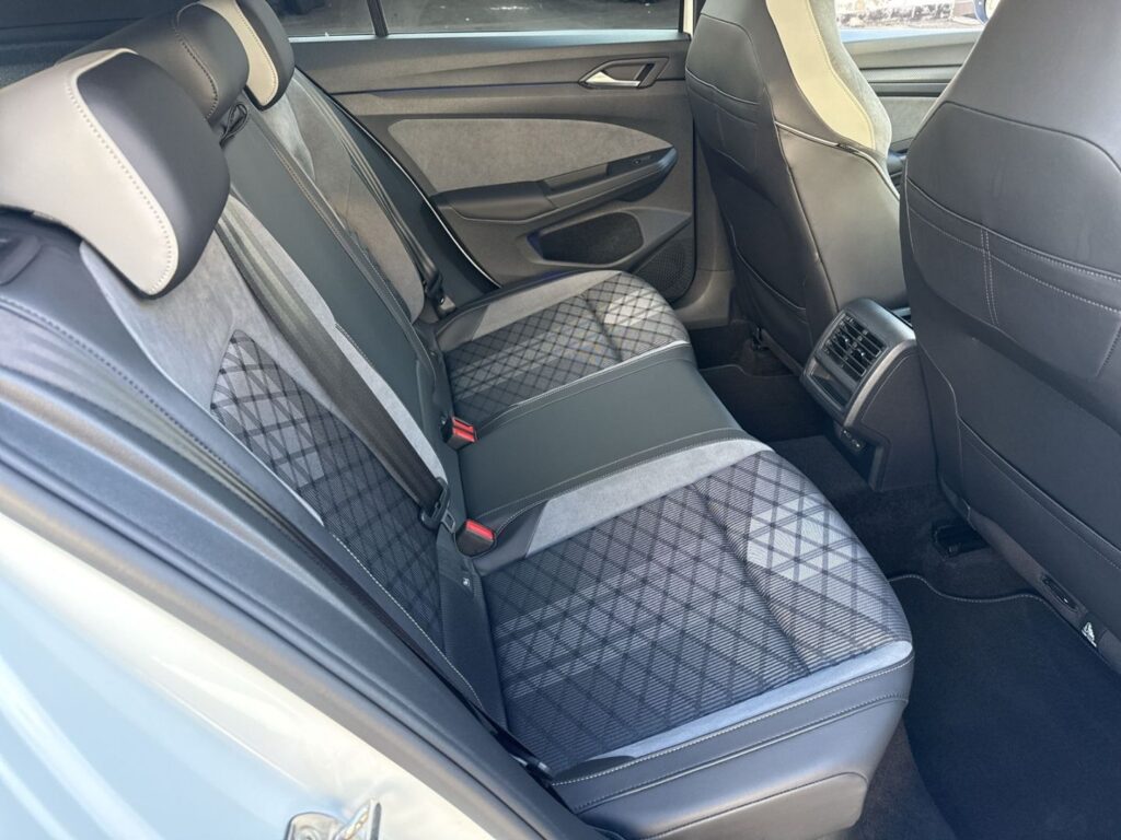 Golf VIII R-Line 1,5 eTSI DSG Kamera Navi