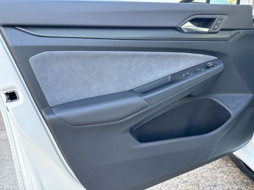 Golf VIII R-Line 1,5 eTSI DSG Kamera Navi