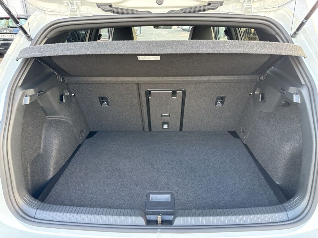 Golf VIII R-Line 1,5 eTSI DSG Kamera Navi
