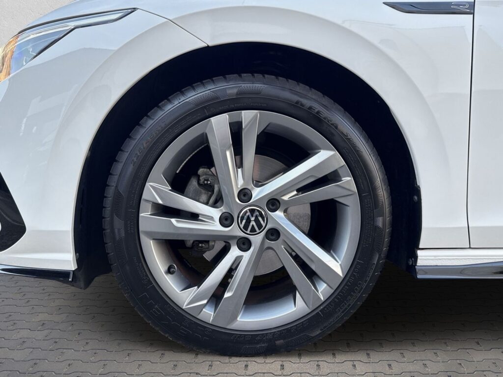 Golf VIII R-Line 1,5 eTSI DSG Kamera Navi