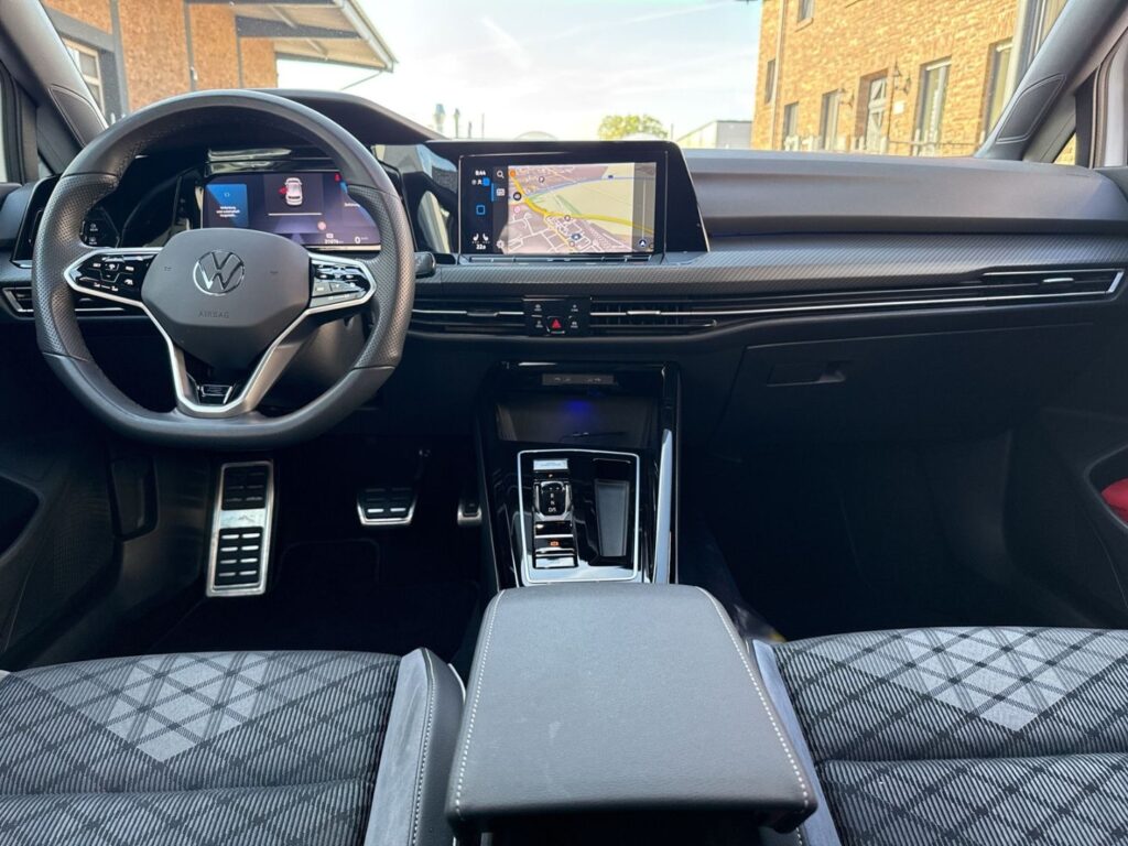 Golf VIII R-Line 1,5 eTSI DSG Kamera Navi