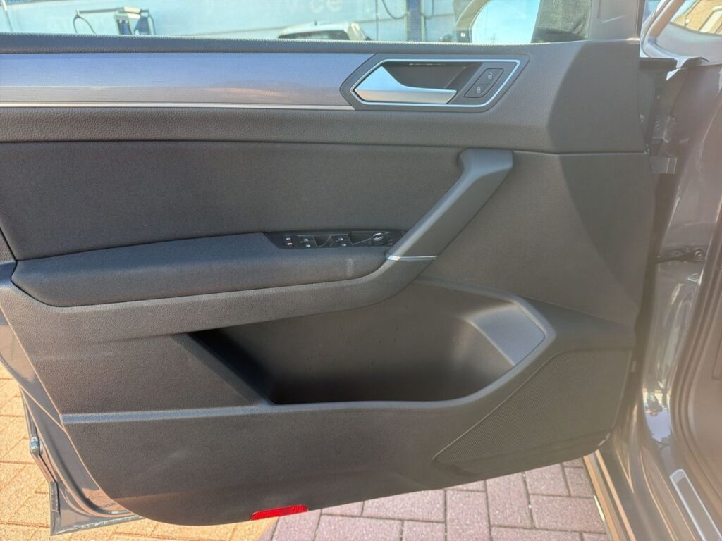 Touran Highline R-Line 1.5 TSI DSG Black-Style A