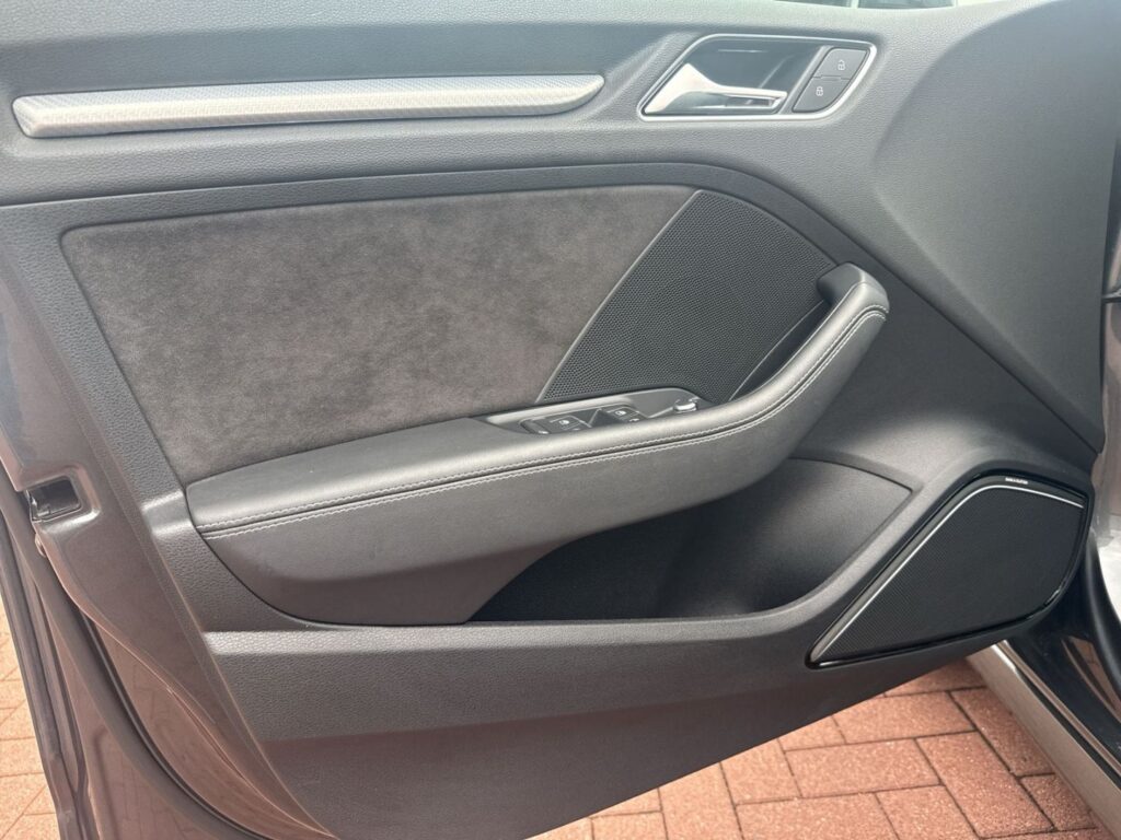 RS3 quattro Sportback 2.5 TFSI 280 KM/H RS-Abgas