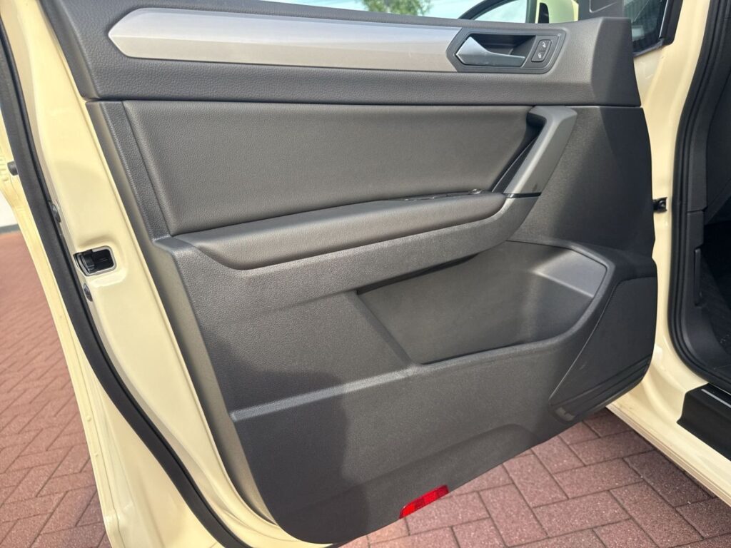 Touran TAXI / MIETWAGEN hellelfenbein 2.0 TDI