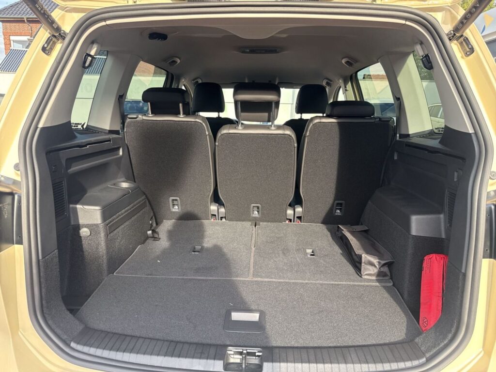 Touran TAXI / MIETWAGEN hellelfenbein 2.0 TDI