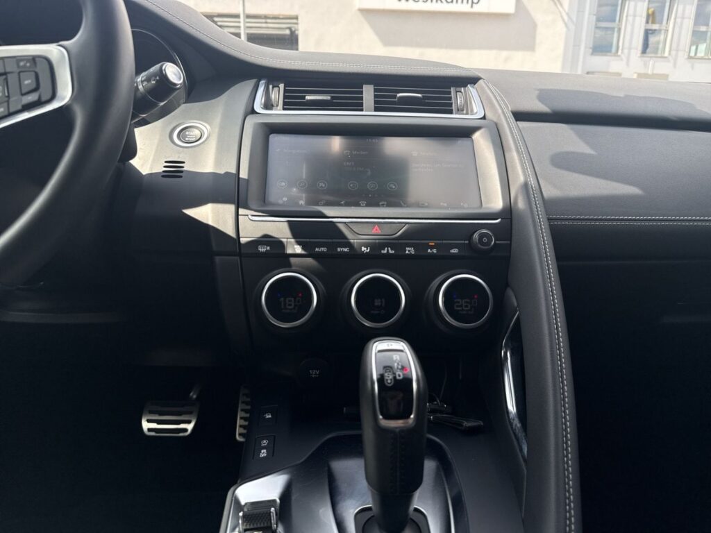 E-Pace P200 R-Dynamic SE AWD Leder Navi-Pro Led