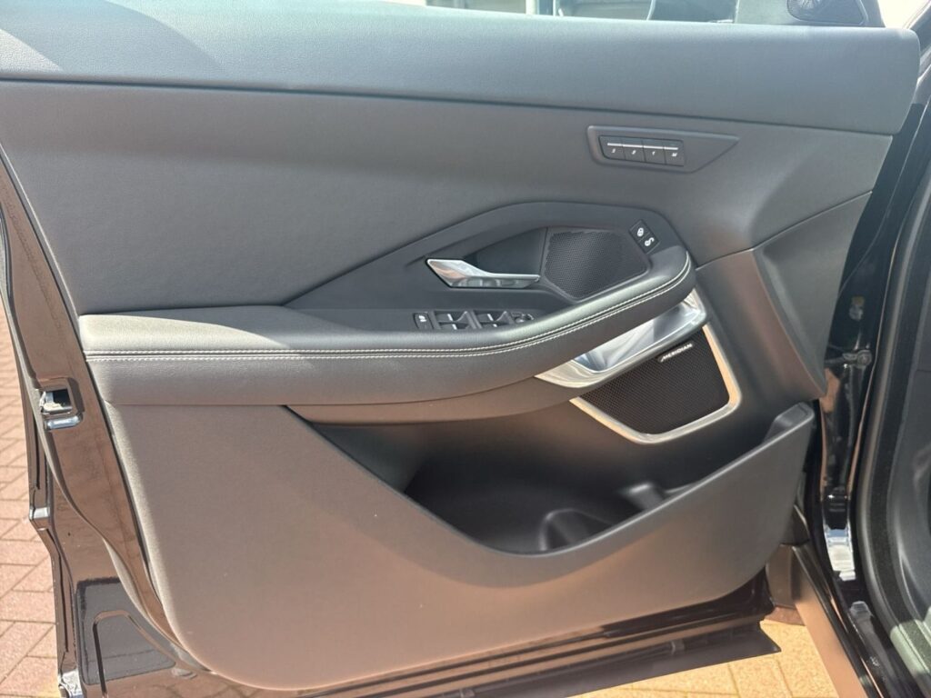 E-Pace P200 R-Dynamic SE AWD Leder Navi-Pro Led